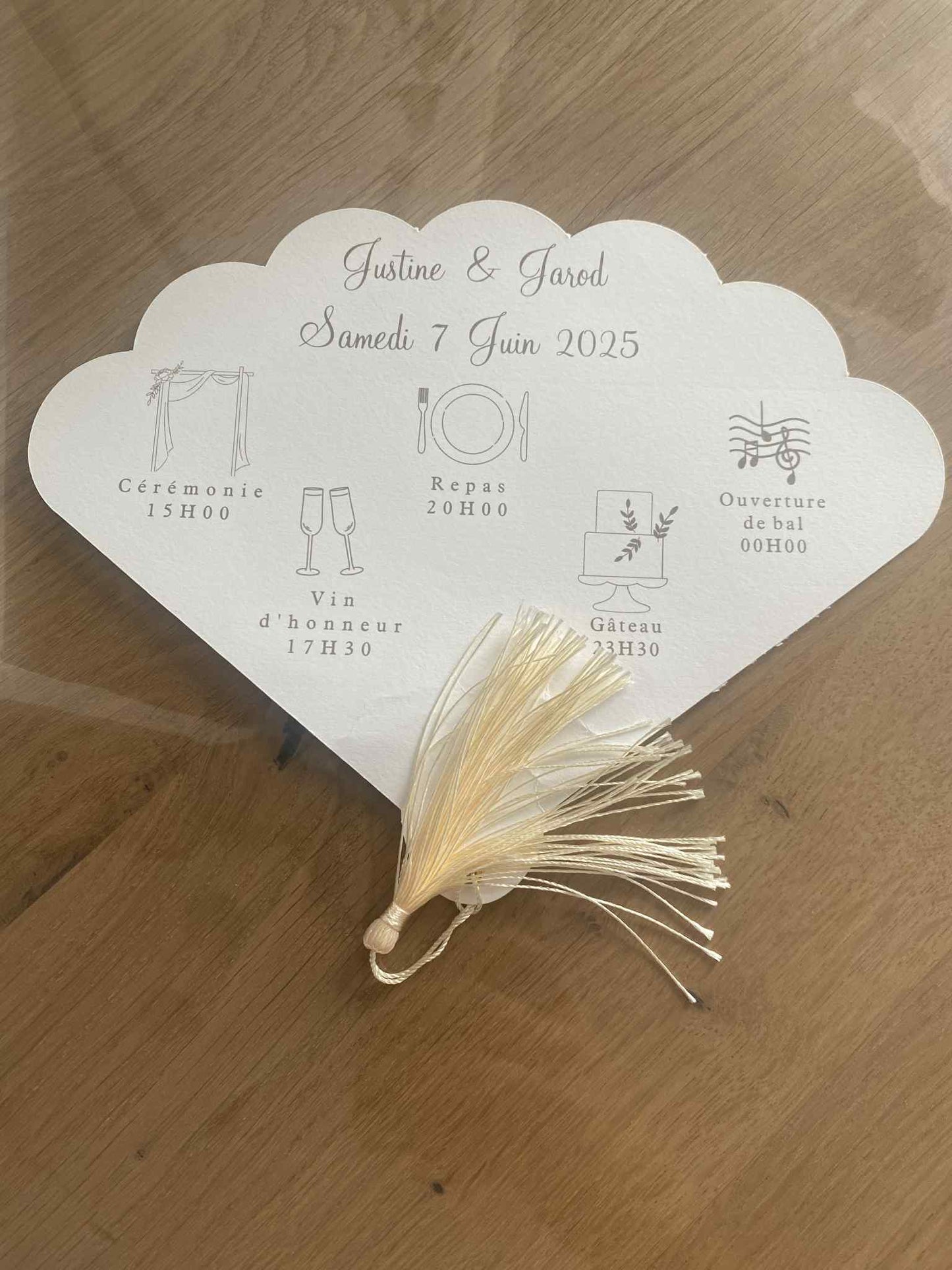 Eventails personnalisés avec pompons